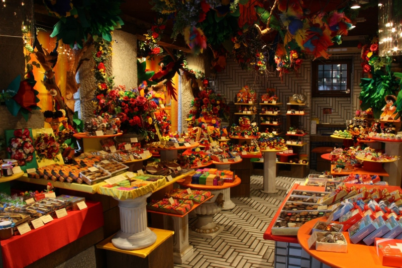 vitrine-CARQUEIRANNE-min_candy_store_chocolate_shop_chocolate_switzerland-393515