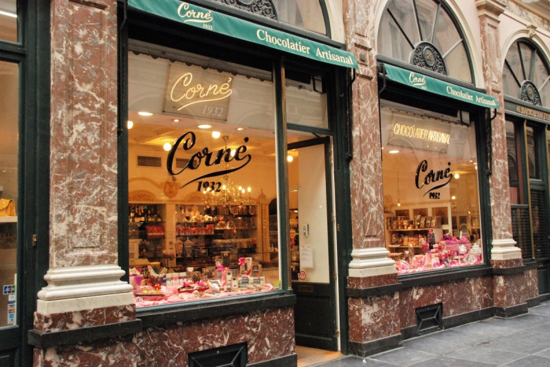 vitrine-CARQUEIRANNE-min_chocolate_chocolaterie_shop_luxury_chic_gallery_brussels_belgium-558146